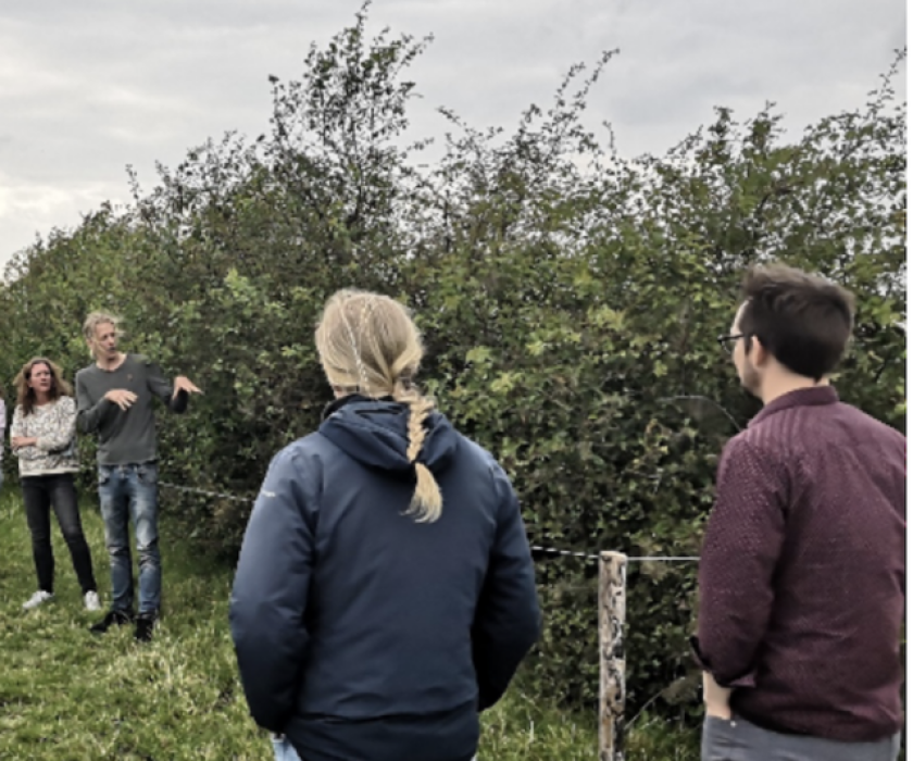 Jan en Janneke Woudstra laten zien hoe ze invullingen geven agroforestry op hun bedrijf d.m.v. een voederhaag. Jan en Janneke Woudstra laten zien hoe ze invullingen geven agroforestry op hun bedrijf d.m.v. een voederhaag.