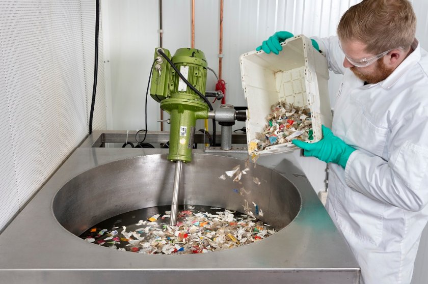 Reiniging van plastic vlokken in recycling lab Wageningen Reiniging van plastic vlokken in recycling lab Wageningen