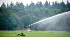Beregening van grasland op ons Agro-innovatiecentrum De Marke Beregening van grasland op ons Agro-innovatiecentrum De Marke