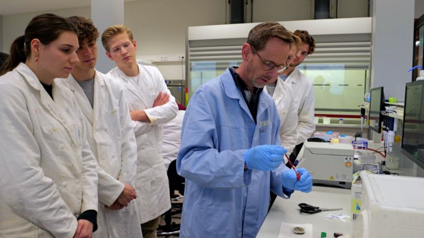 Professor Sander Koenraadt in the lab together with students (Foto: WUR) Professor Sander Koenraadt in the lab together with students (Foto: WUR)