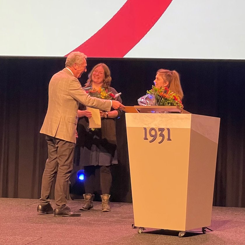 CPAD chair Henk Jan Ormel presents the CPAD award to Sophie van Oort and Romy Dreskens (right) during the biotechnology days. CPAD chair Henk Jan Ormel presents the CPAD award to Sophie van Oort and Romy Dreskens (right) during the biotechnology days.