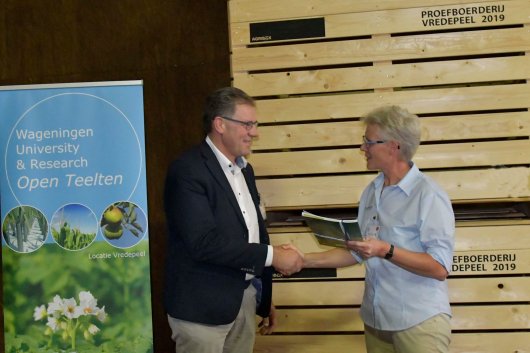Overhandiging van het handboek aan Dirk de Lugt door Wiepie Haagsma Overhandiging van het handboek aan Dirk de Lugt door Wiepie Haagsma