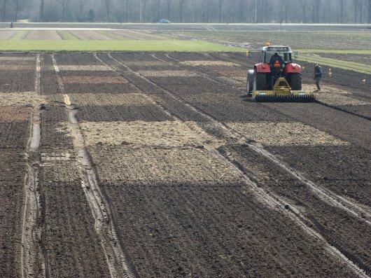 In de veldproef in Vredepeel hebben we organische producten aan de grond toegevoegd. In de veldproef in Vredepeel hebben we organische producten aan de grond toegevoegd.