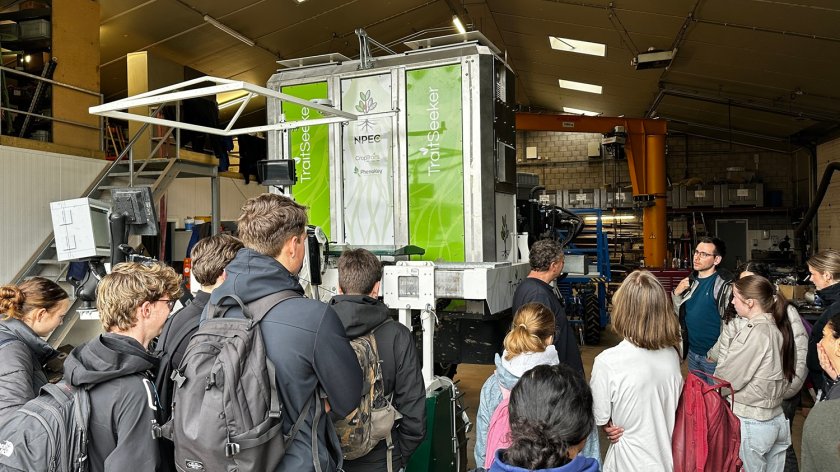 Pupils receive an explanation of the TraitSeeker (Photo: WUR) Pupils receive an explanation of the TraitSeeker (Photo: WUR)